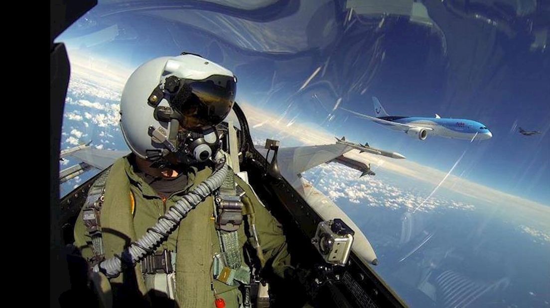 Selfie F-16 piloot met Dreamliner Arke