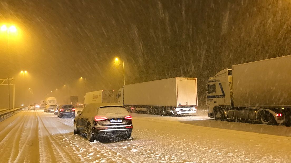 De snelweg A15 is in de nacht van donderdag op vrijdag afgesloten. Dat komt door een geschaarde vrachtauto. Door het ongeval was de snelweg urenlang afgesloten.