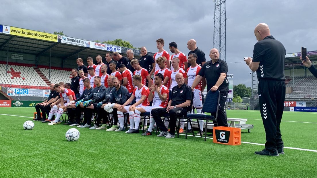 FC Emmen en de incomplete teamfoto (Rechten: RTV Drenthe/Stijn Steenhuis)