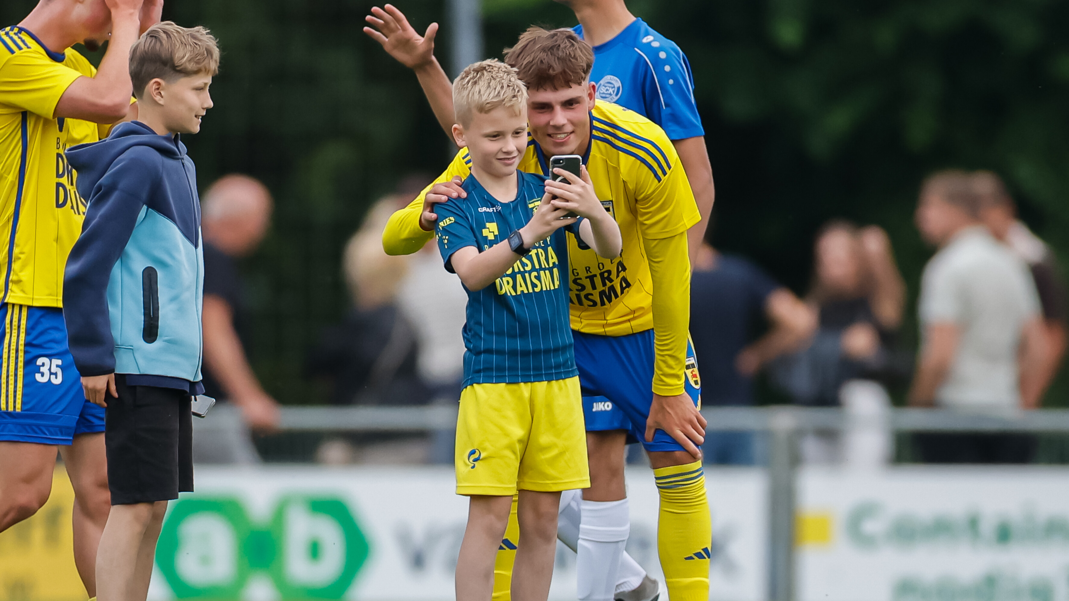 Jonge fans op het veld na de oefenwedstrijd van Cambuur