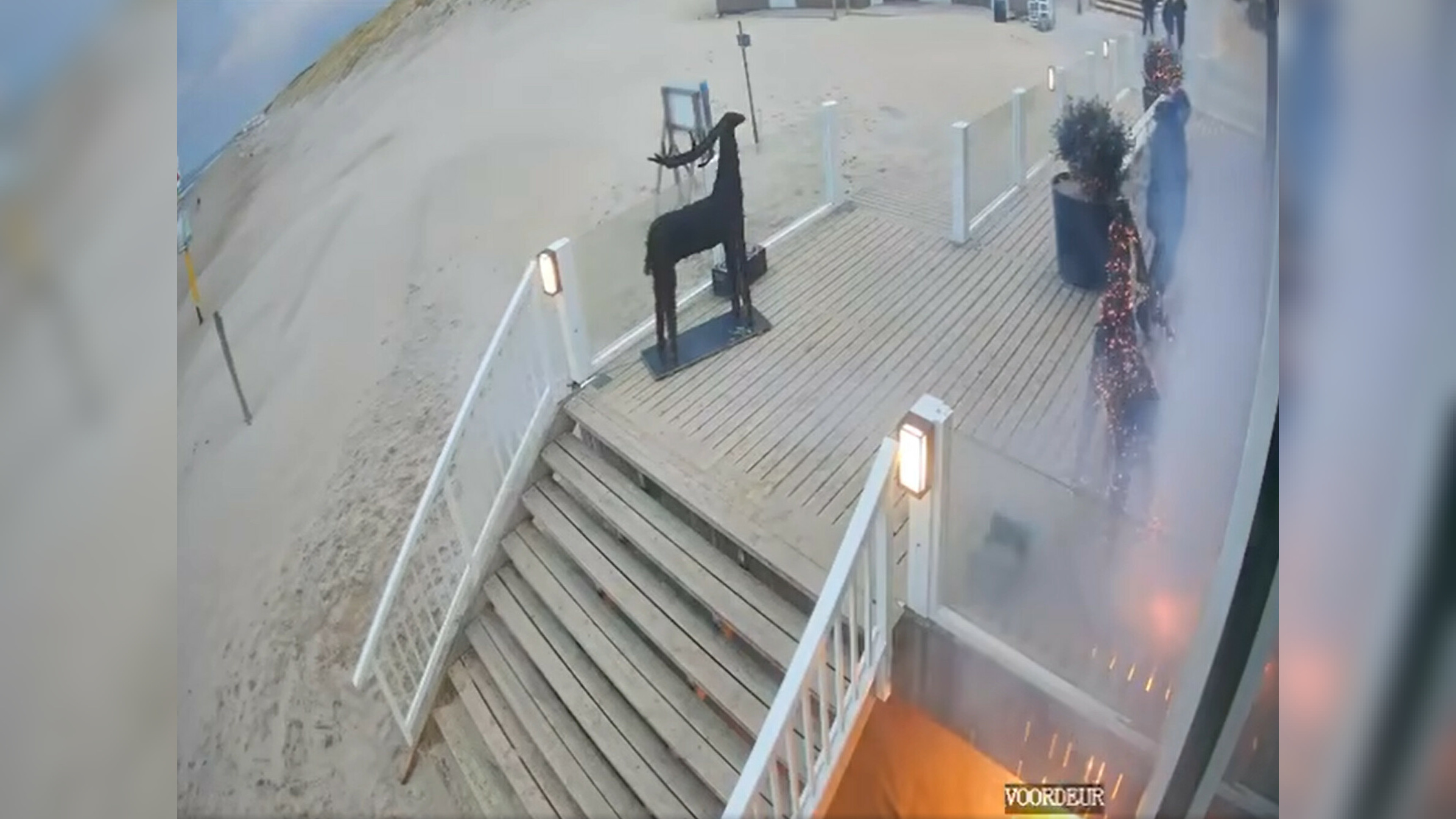 Gevonden steen vliegt in brand bij ingang strandpaviljoen: 'Het leek gewoon een leuke steen'