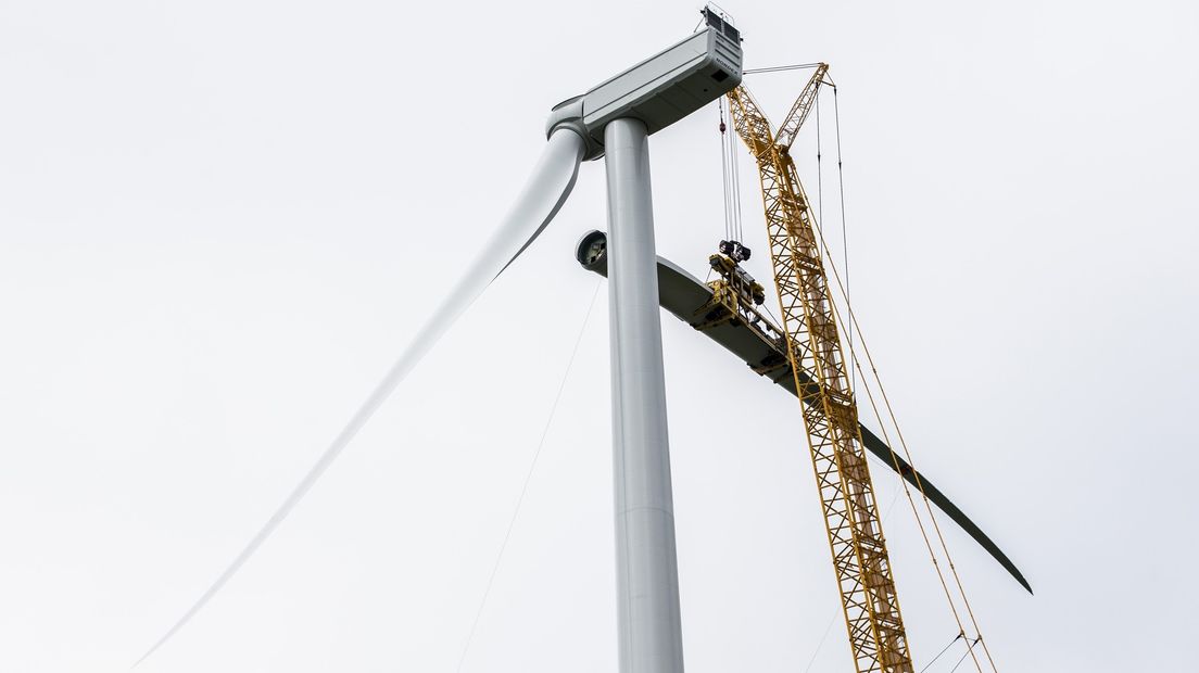 Een rotorblad wordt gemonteerd aan een windturbine (niet het windpark in kwestie)