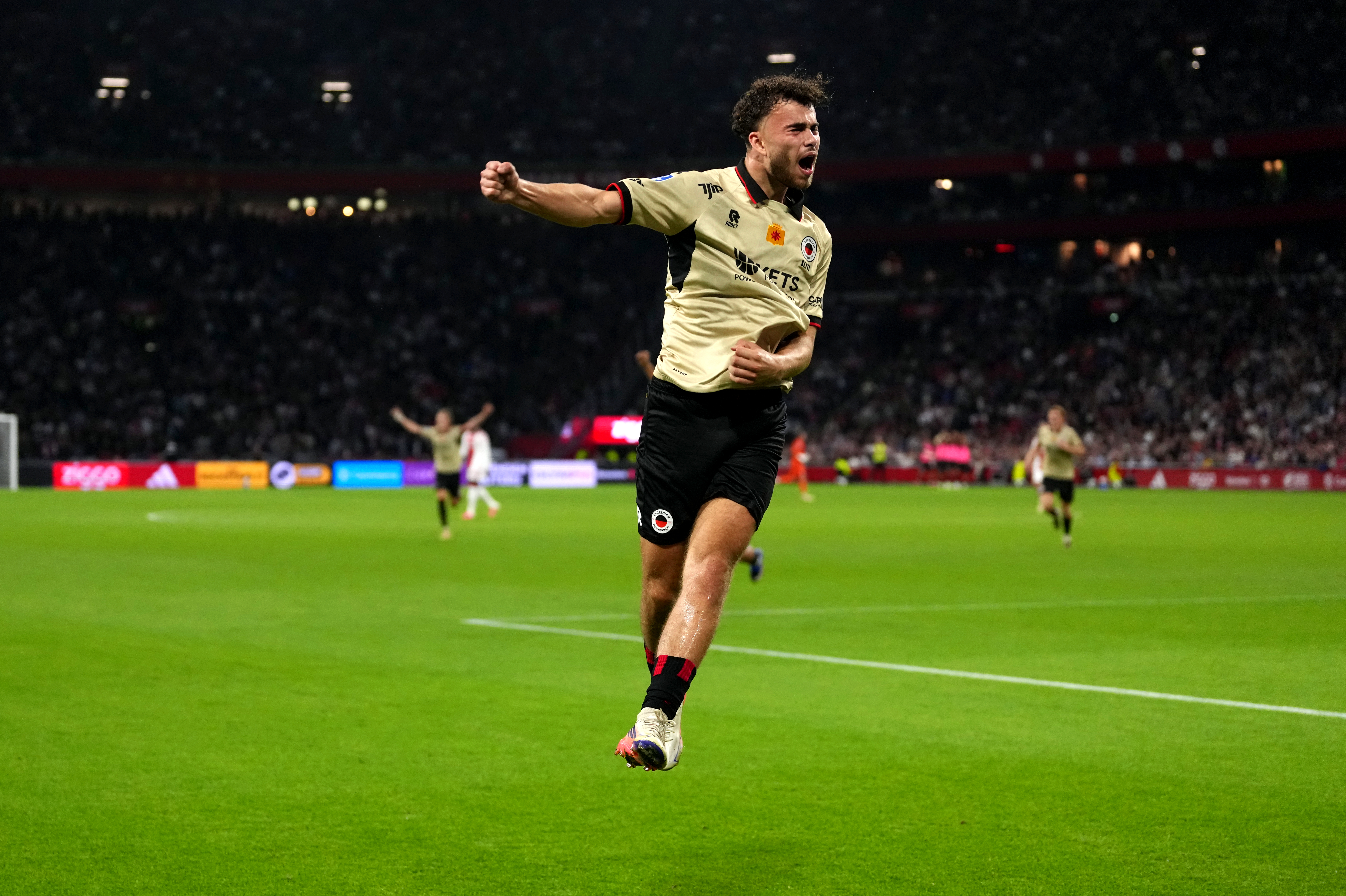 Aymen Sliti van Excelsior viert zijn treffer waarmee de Kralingers op een 1-2 voorsprong kwamen tegen Ajax in de Johan Cruijff Arena.