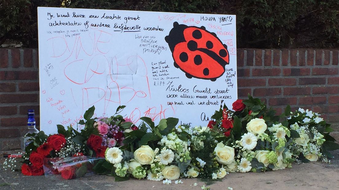 De bloemen liggen op de plek waar het slachtoffer lag.