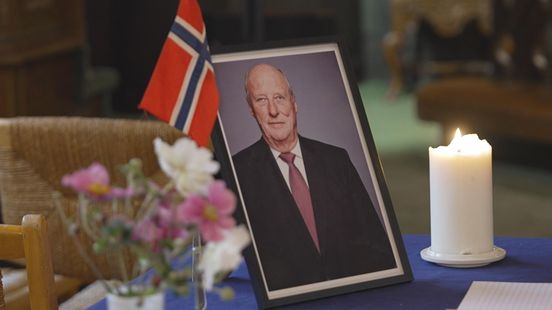 Vlag halfstok bij Noorse kerk na overlijden koning Harald: 'We gaan hem erg missen'