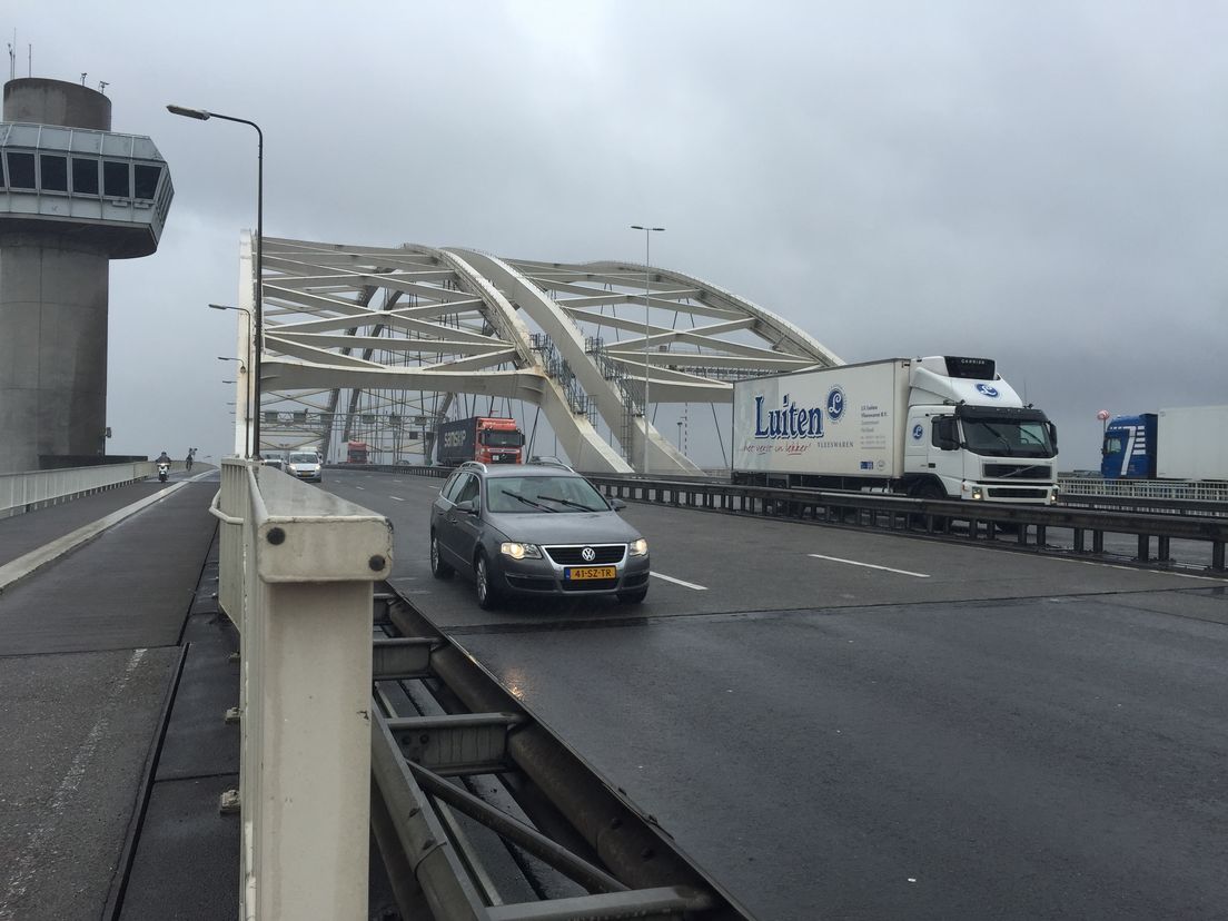 De huidige meest oostelijke oeververbinding; de Van Brienenoordbrug