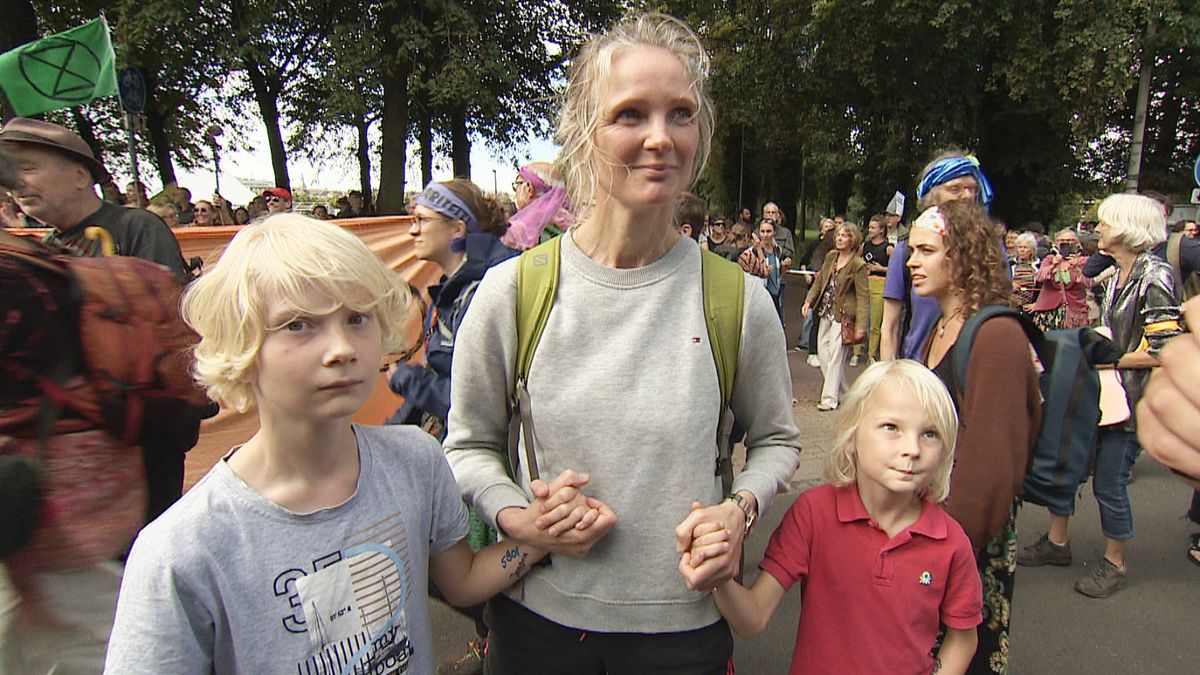 Controversy Erupts as Parents Debate Taking Children to Demonstrations: A12 Highway Blockade in The Hague