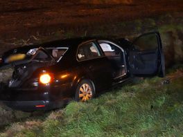 Auto raakt van de A28 en komt in de sloot terecht