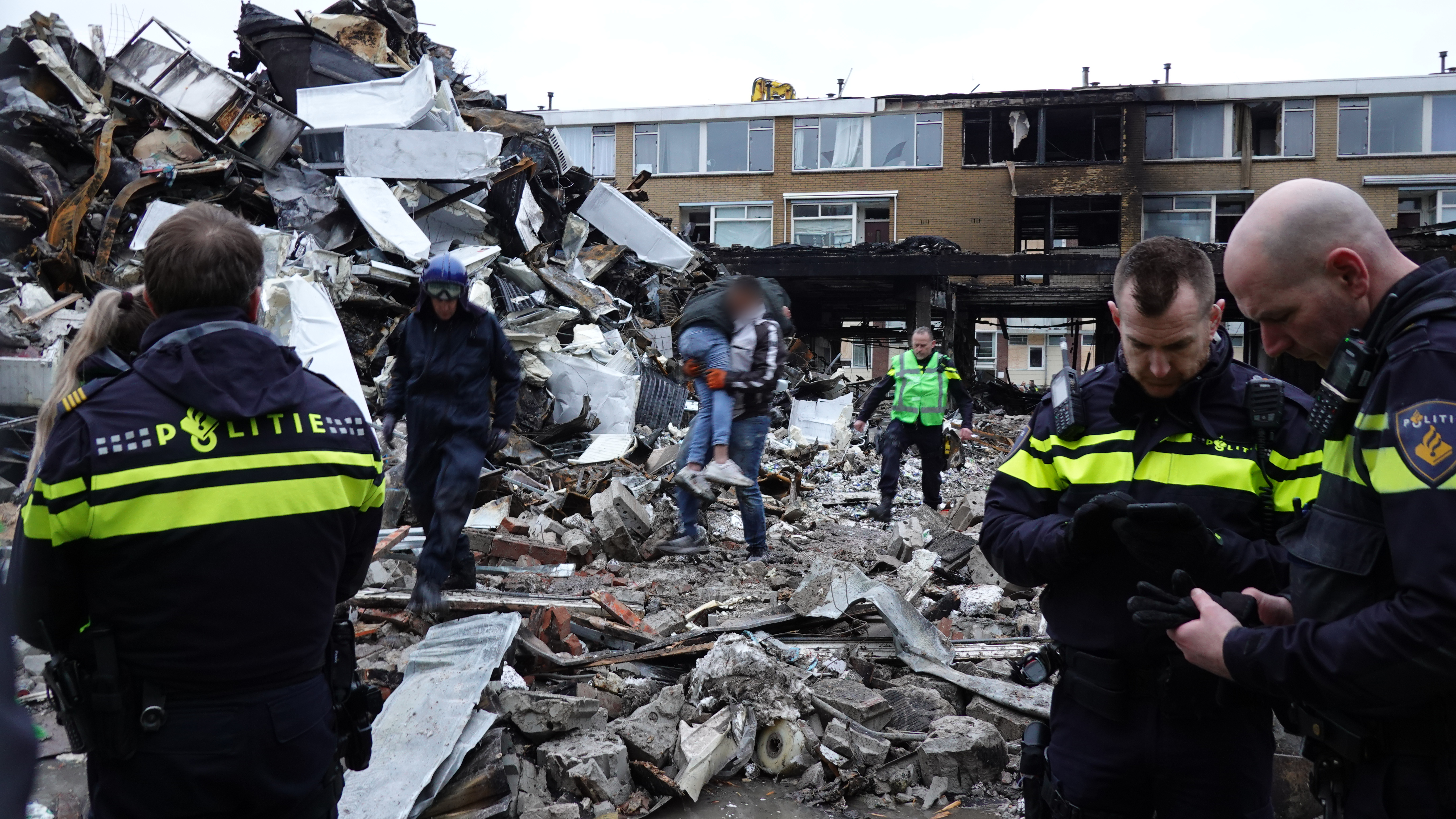 Jalal tilt broertje van vermiste Ilyas uit de puinhopen. Die was daar in paniek gaan zoeken en rondrennen