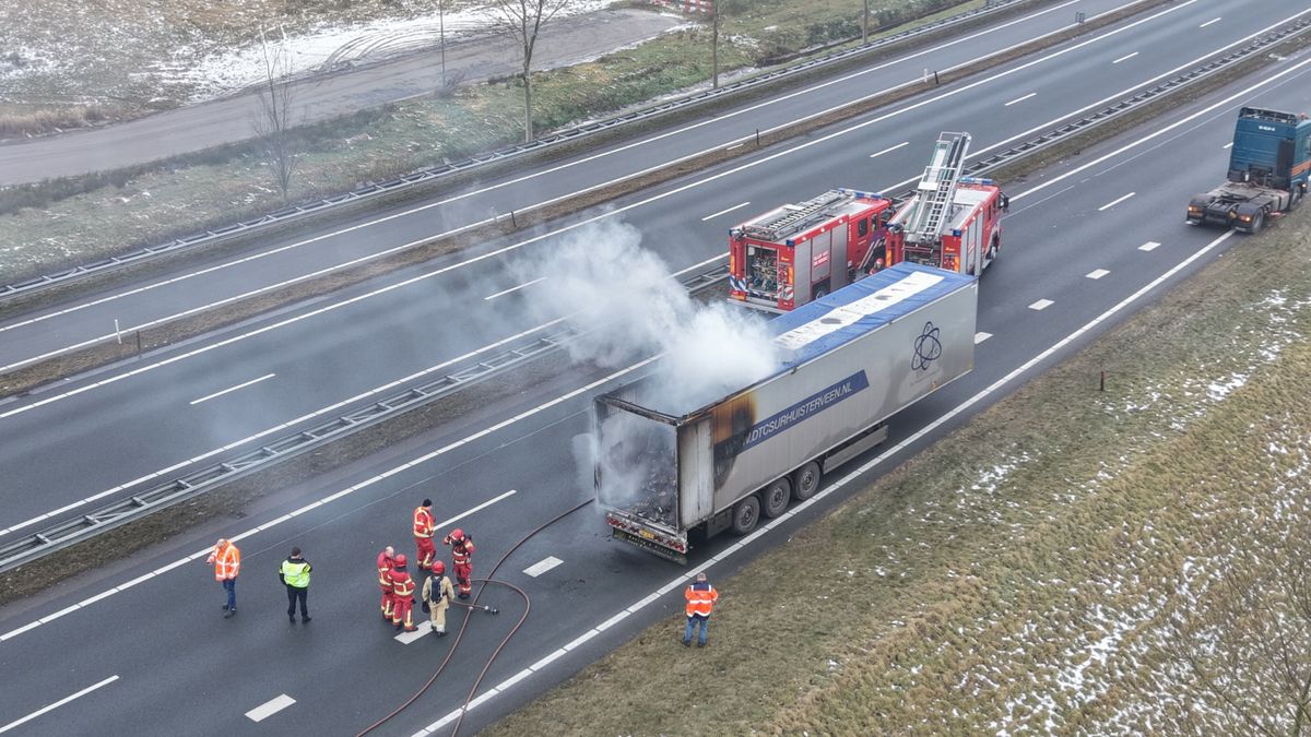 Vrachtwagentrailer Drachtster transportbedrijf vat vlam op snelweg | Gewonden bij aanrijding Jutrijp