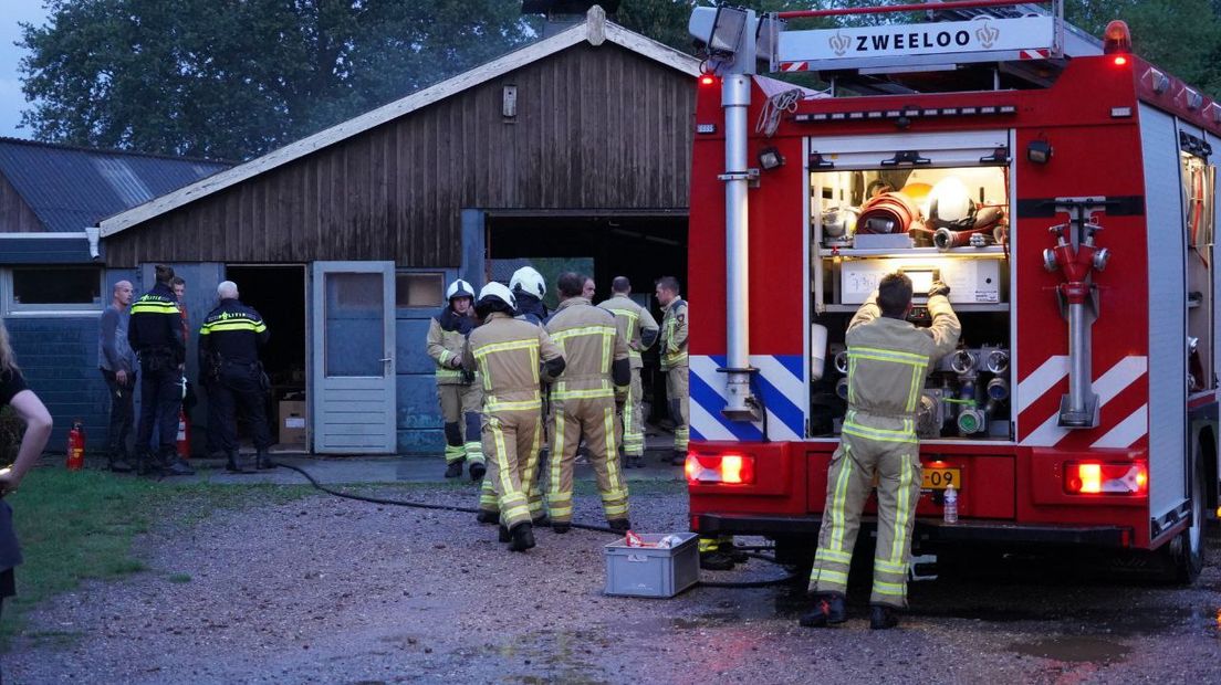 Brandweerlieden blussen de schuurbrand in Meppen. (Rechten: Van Oost Media)