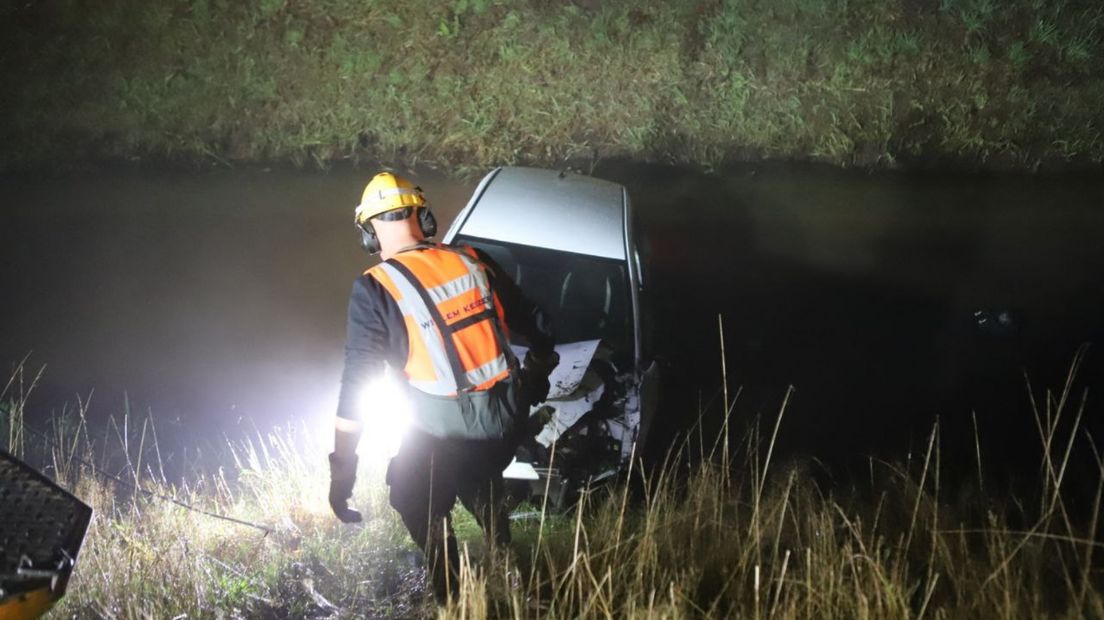 De auto wordt uit de sloot gehaald