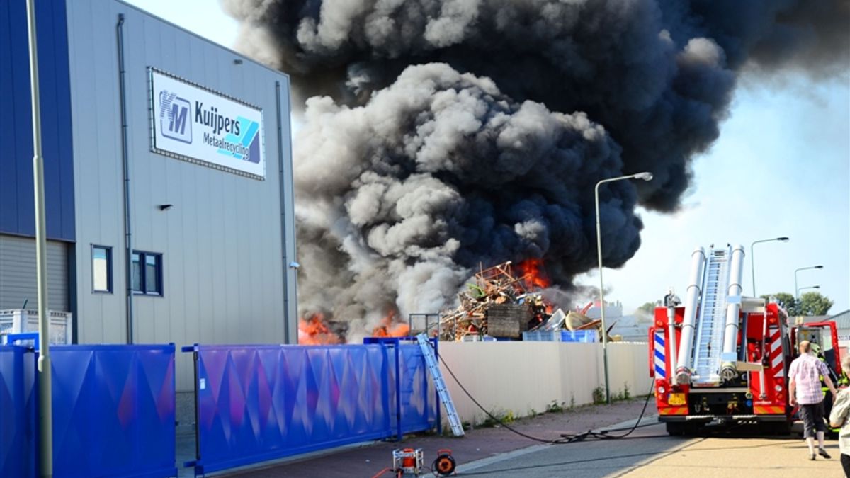 Brand in berg sloopafval in Beringe