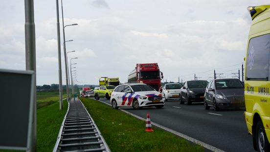 Rijstrook van N50 ter hoogte van Kampen afgesloten na ongeluk. Rijstrook van N50 ter hoogte van Kampen afgesloten na ongeluk.