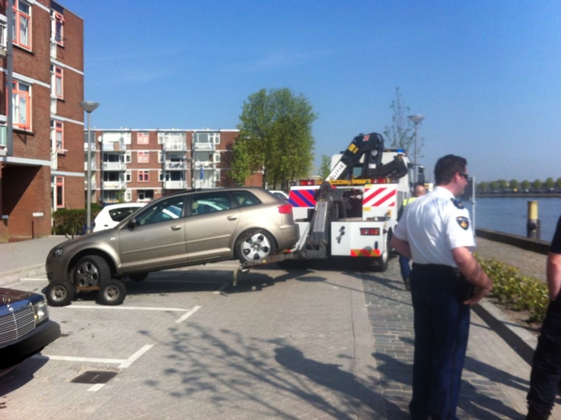 De Audi van de verdachte wordt weggesleept van de Feyenoordkade