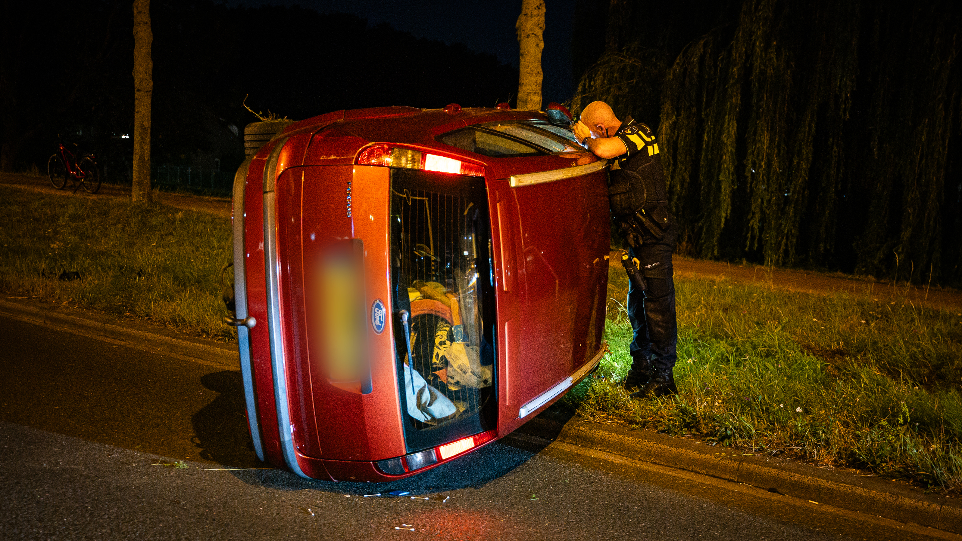 De politie neemt een kijke in de auto