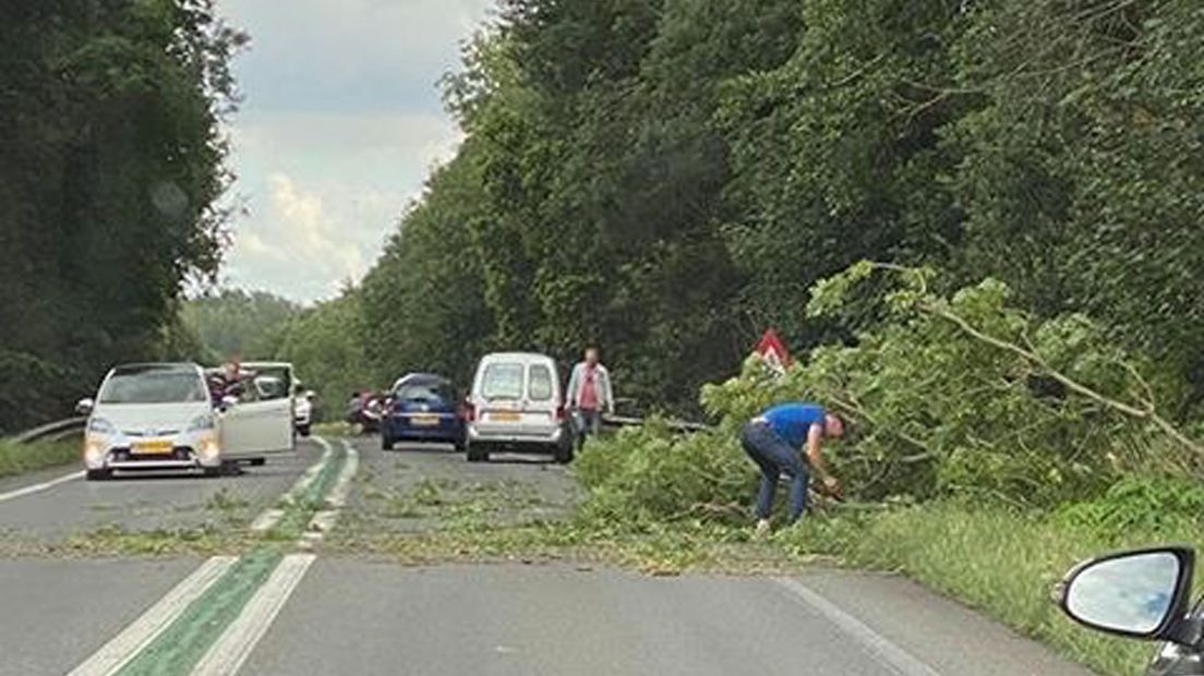 Weggebruikers staken de handen uit de mouwen en maakten de N33 weer vrij.