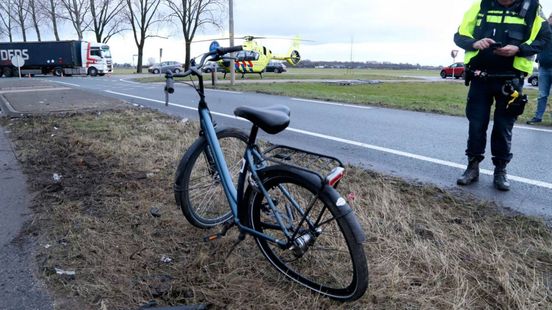 Fietser en bestelwagen botsen, traumahelikopter rukt uit