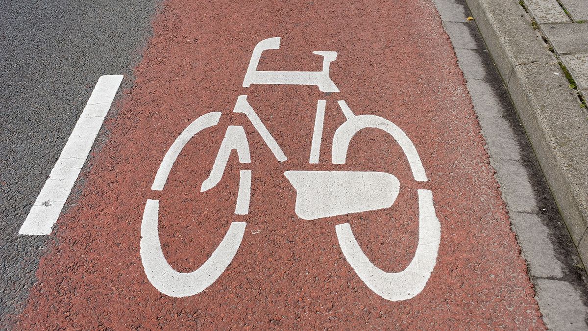 Man duwt fietsster tegen ijzeren hek en fietst door