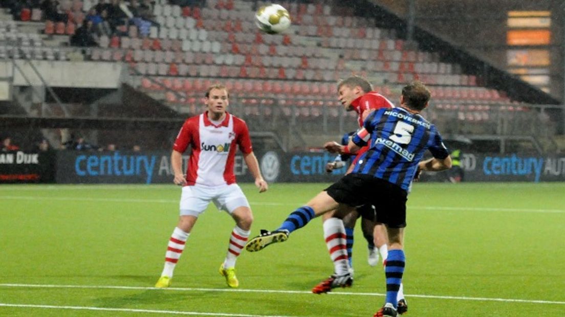 Roland Bergkamp kopt de 1-1 binnen