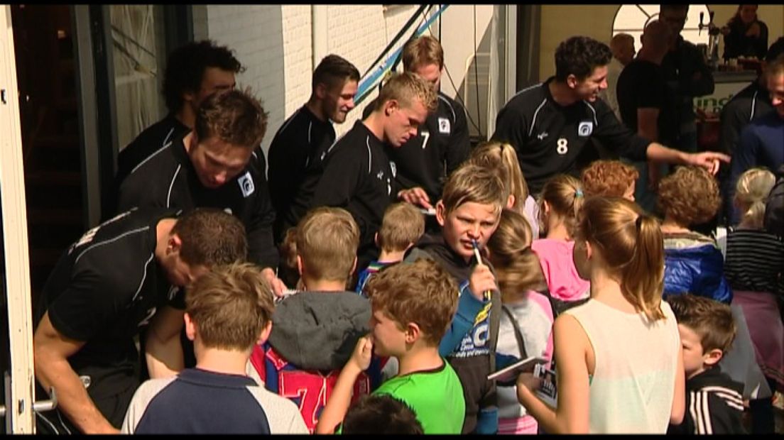 Achilles'29 hield voor het eerst in het bestaan een open dag.De fans konden met de spelers op de foto en gingen natuurlijk ook op handtekeningenjacht.