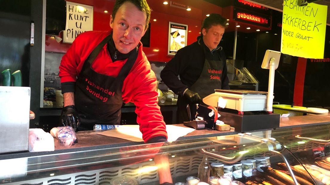 De nieuwe visboer in Tiel Jack Tuijp is, behalve door enthousiaste visliefhebbers, onthaald met bezwaren van bewoners van het naastgelegen appartementengebouw De Kranshof. Een aantal bewoners wil hier geen viskraam vanwege stankoverlast op hun balkon.