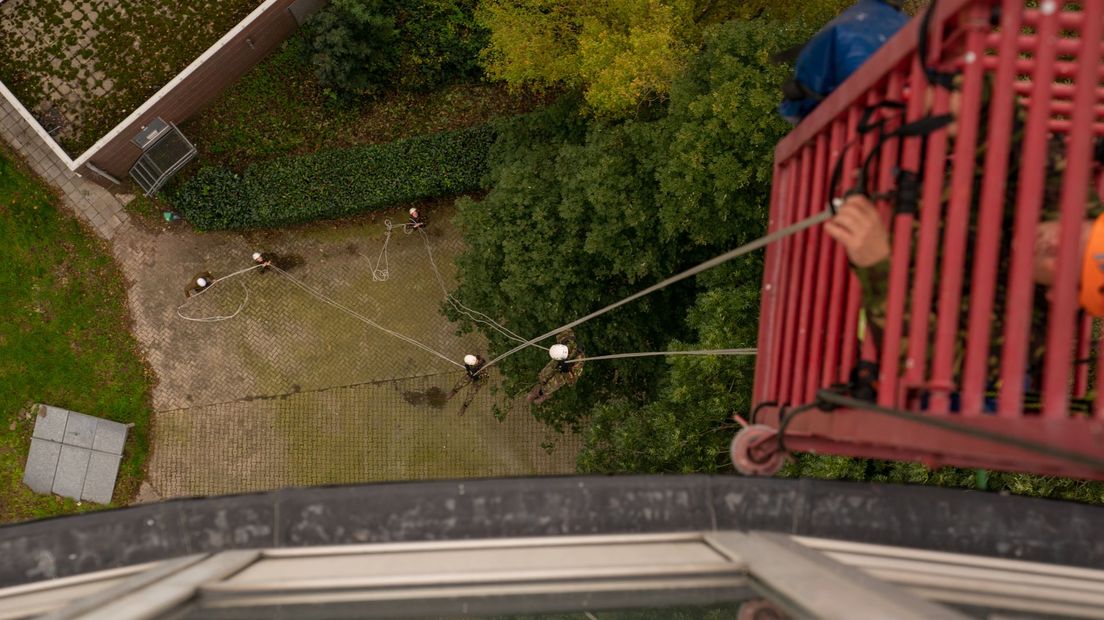 De leerlingen moeten de tv-toren in Hoogersmilde beklimmen