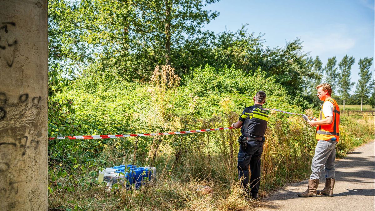 Jerrycans met onbekende vloeistof gedumpt in bosjes in Didam
