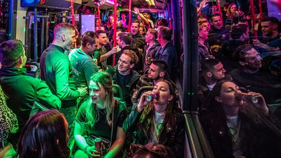 Gevaarlijke taferelen in partybussen: 'We vlogen door de bus als de chauffeur remde'