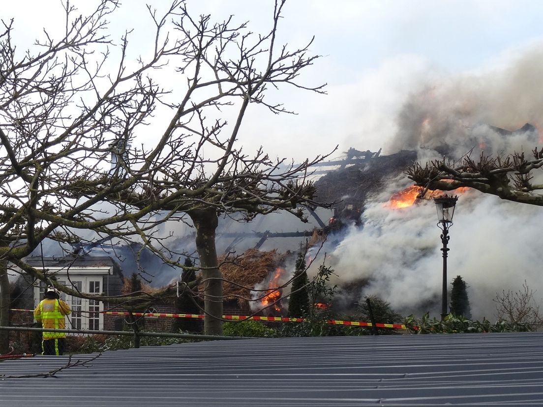 De brandweer beschouwt de woonboerij aan de Donkseweg als verloren.