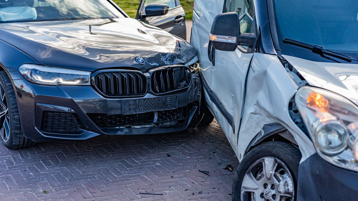 Auto's beschadigd na botsing in Kollum | Lange file tussen Heerenveen en Drachten