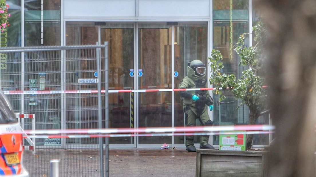 De explosievenopruimingsdienst aan het werk in Veenendaal
