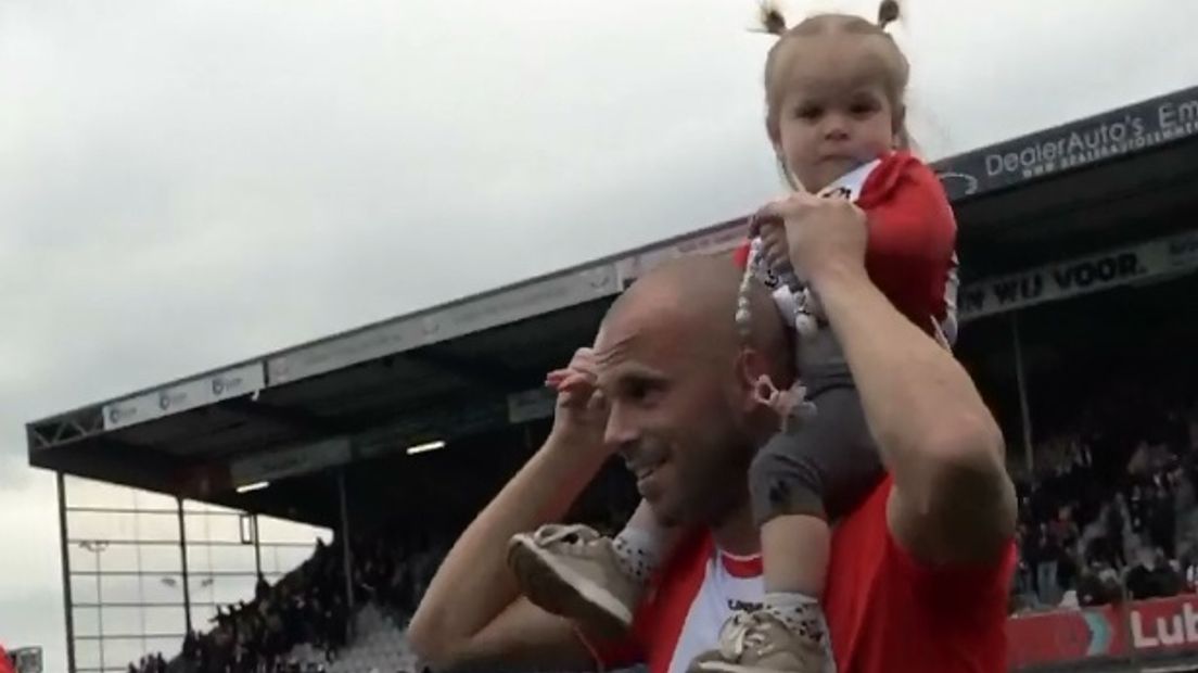 Anco Jansen na de zege tegen Vitesse met zijn dochter Aimée Lynn op de schouders