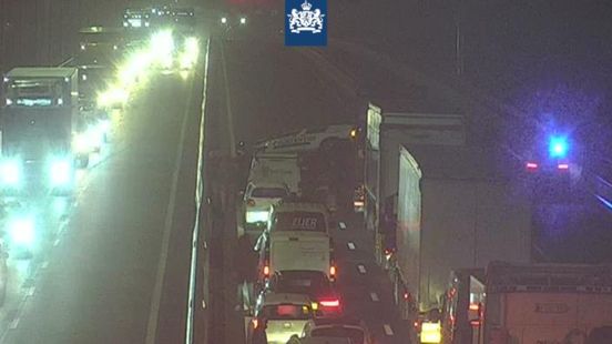 Haringvlietbrug dicht door gekantelde auto. Haringvlietbrug dicht door gekantelde auto.