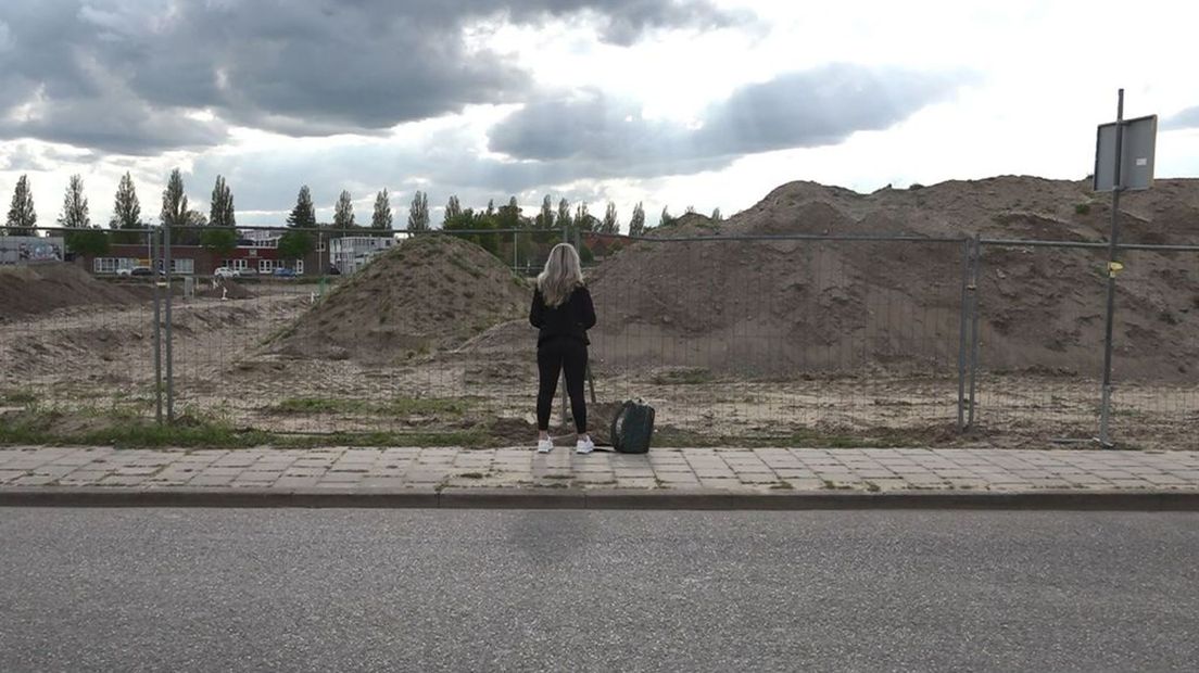 Een van de kopers kijkt uit over het nog altijd braakliggende terrein van het Arnhemse Gashouderskwartier.