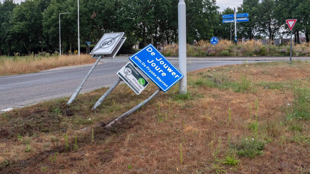 Automobilist rijdt verkeersborden in Joure omver