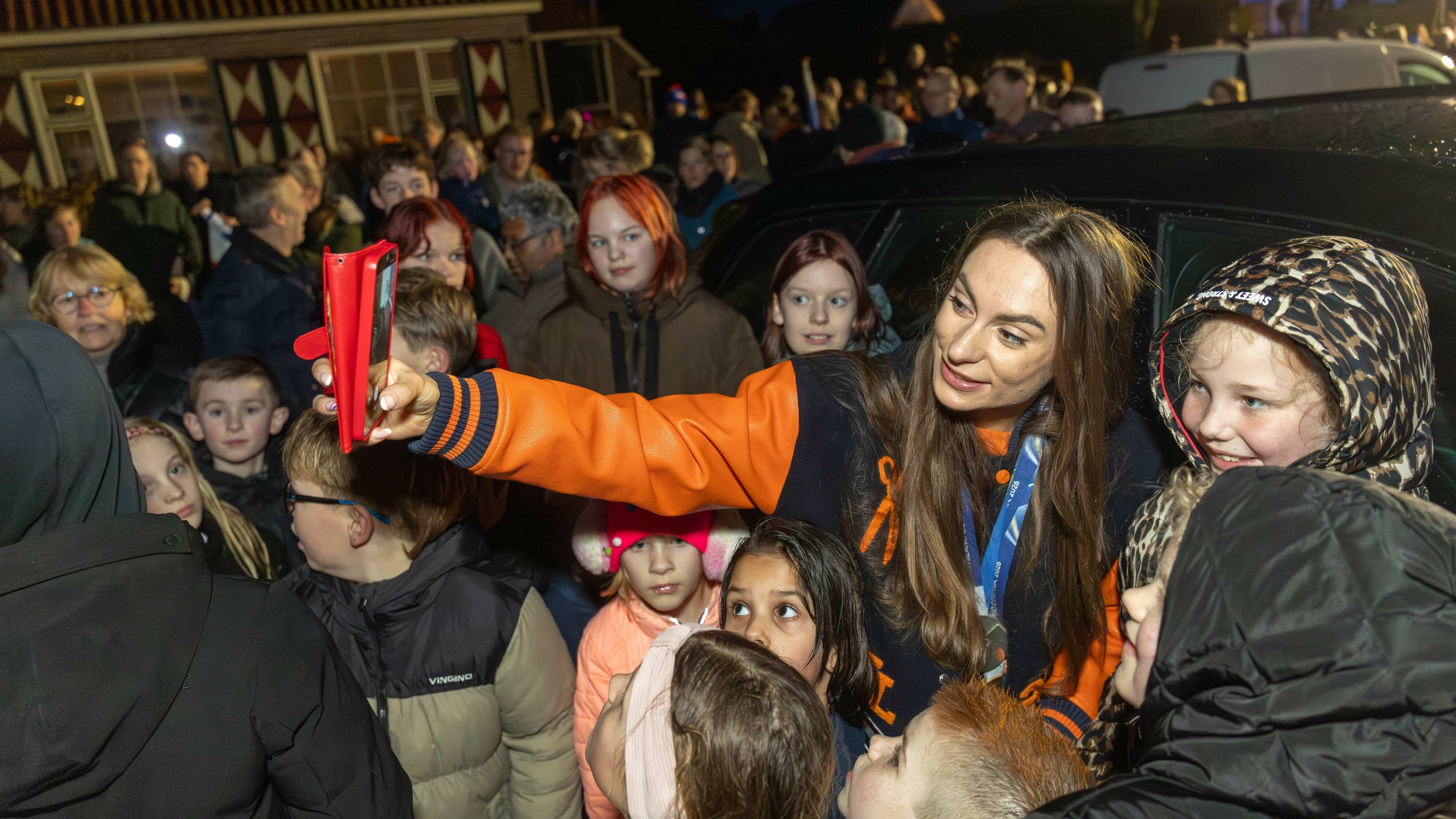 Femke Kok makket selfies mei jonge fans