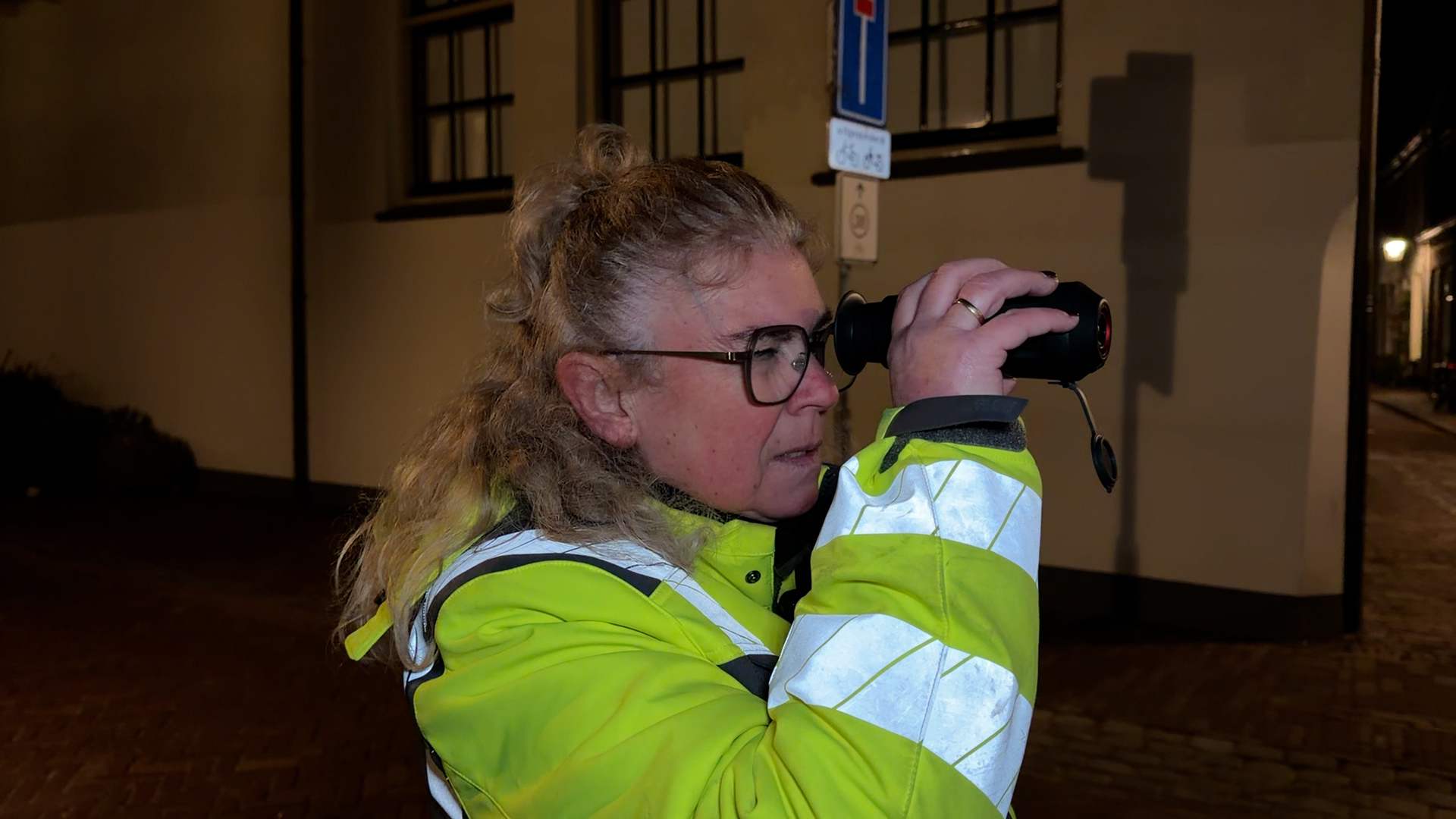 Vrijwilligers zoeken met warmtecamera's en honden naar vermiste katten na explosie