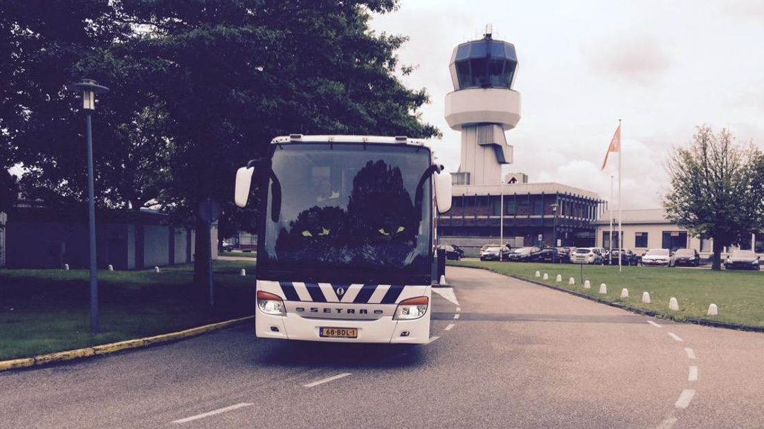 De bus op vliegveld Eelde (Rechten: RTV Drenthe / Peter Vegter)