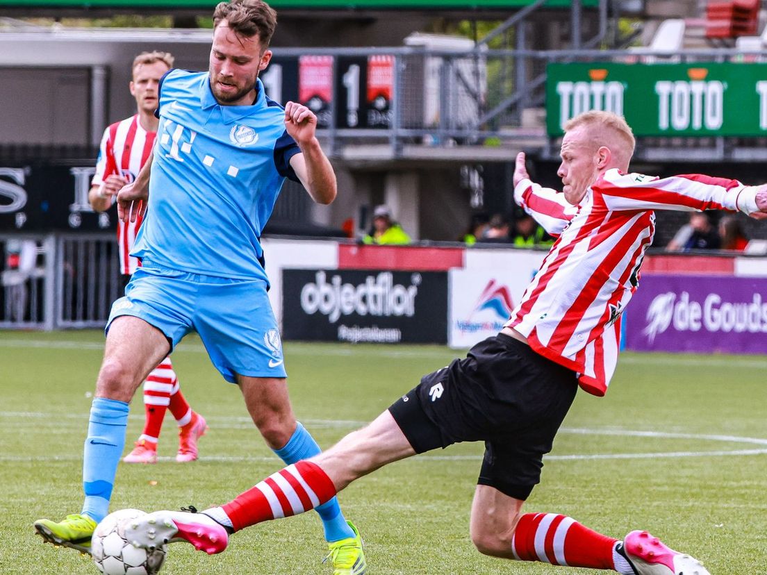 Tom Beugelsdijk in duel met Sander van de Streek tijdens Sparta-FC Utrecht in het seizoen 2020/2021