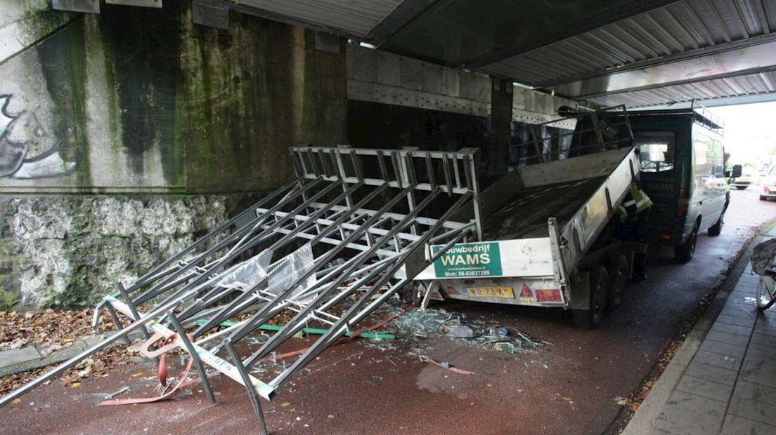 De aanhanger was te hoog geladen voor de spoorbrug