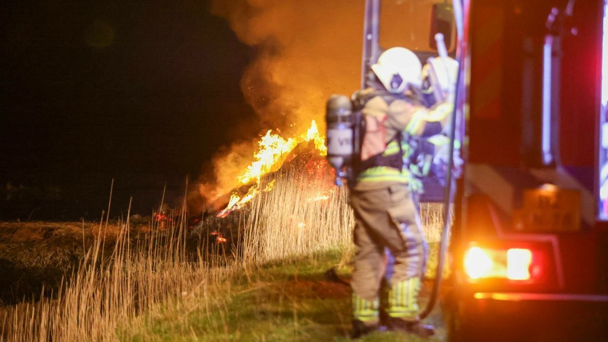 Zes grote brandende bulten riet en takken bij Wijnaldum, mogelijk aangestoken