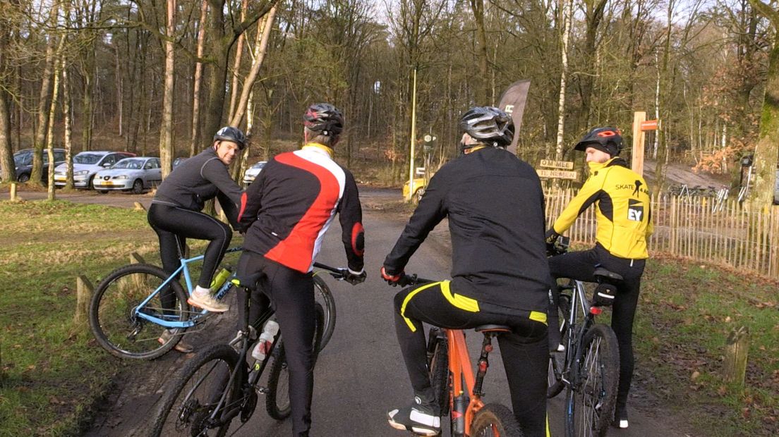 'De Nachtrijders' verzamelen in het bos bij Lage Vuursche