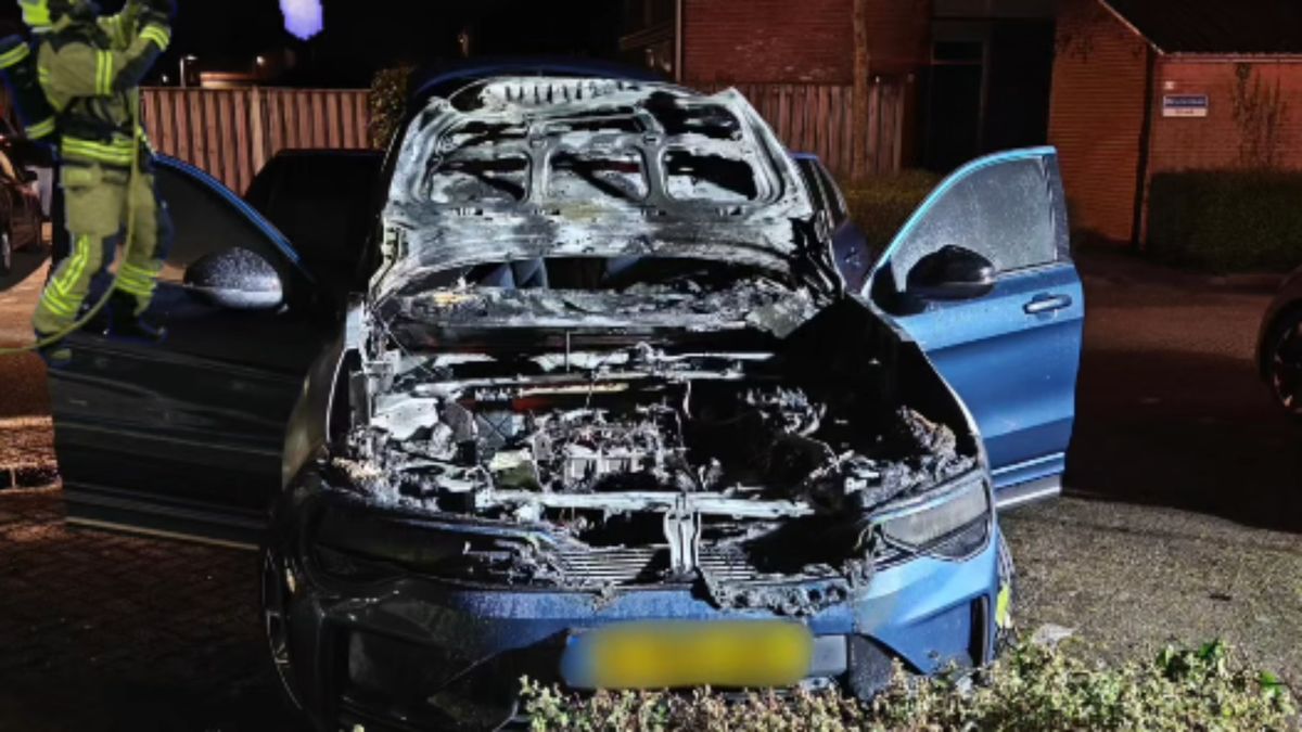 Auto uitgebrand in Leerdam, bestuurder had het net op tijd door