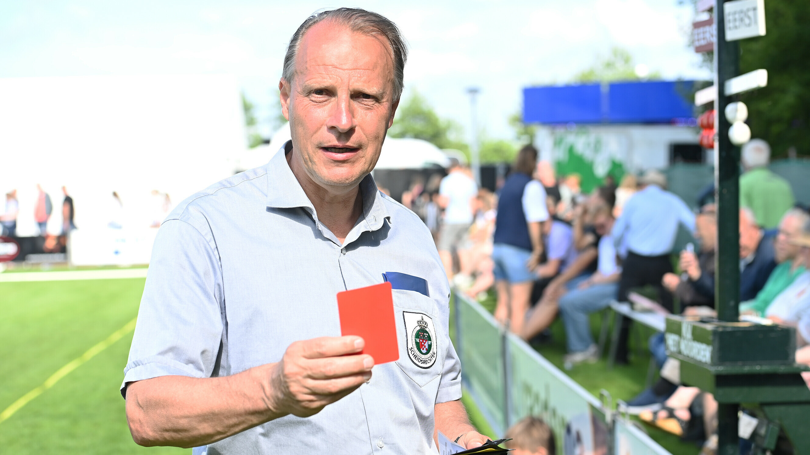 De scheidsrechter met de rode kaart