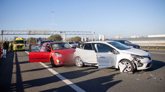 Kettingbotsing met vier autos zorgt voor file. Kettingbotsing met vier autos zorgt voor file.