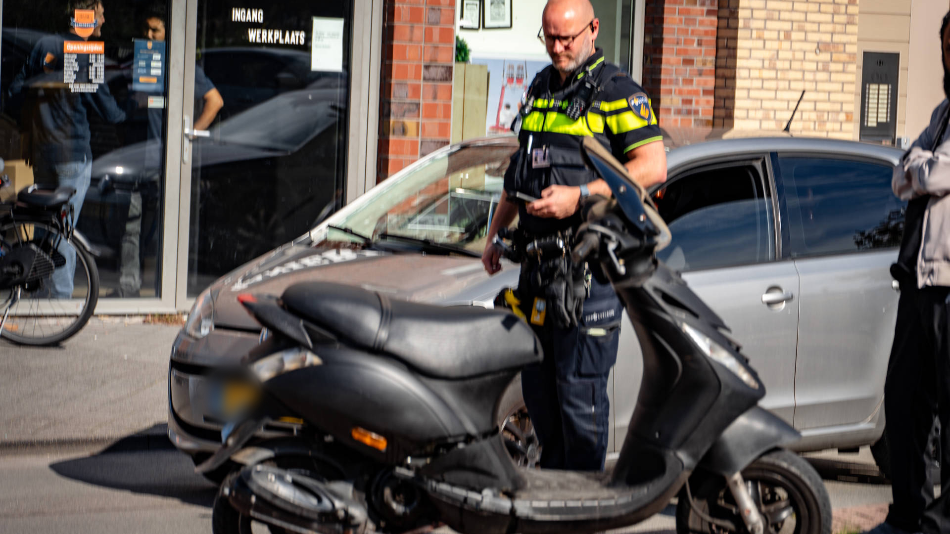 Gewonde bij aanrijding scooter en auto