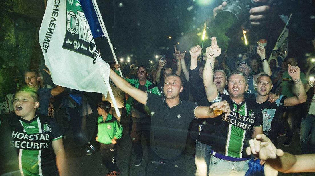 Supporters onthalen gepromoveerd Scheveningen