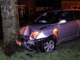 112-nieuws: Gewonde na botsing tegen auto en boom in Burgum