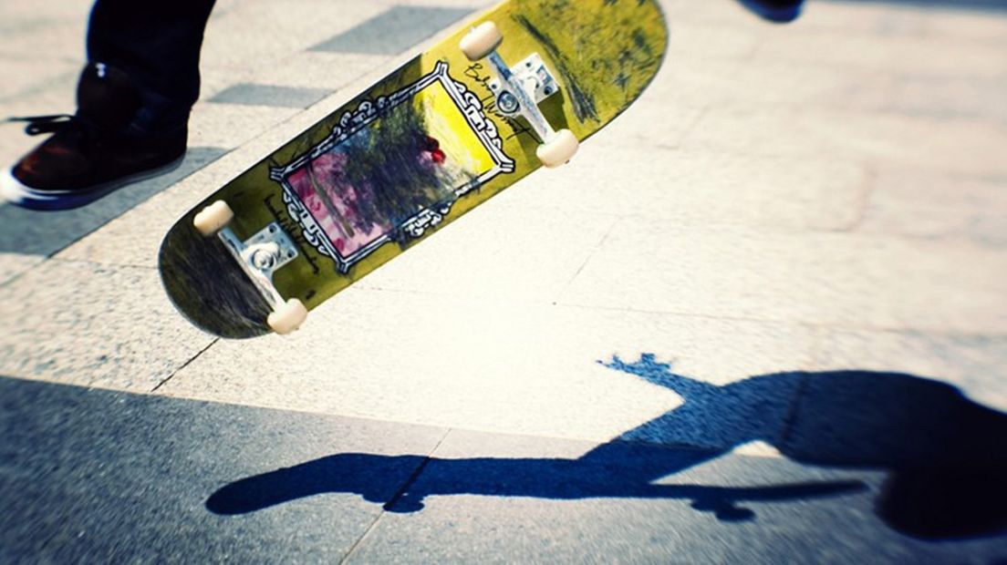 Een skateboard op een skatepark